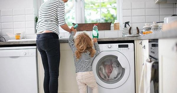4. Bulaşık deterjanı ile giysilerinizdeki lekeleri çıkarabilir, pencerelerinizi ve duvarlarınızı silebilirsiniz. Mükemmel bir sorun çözücü.