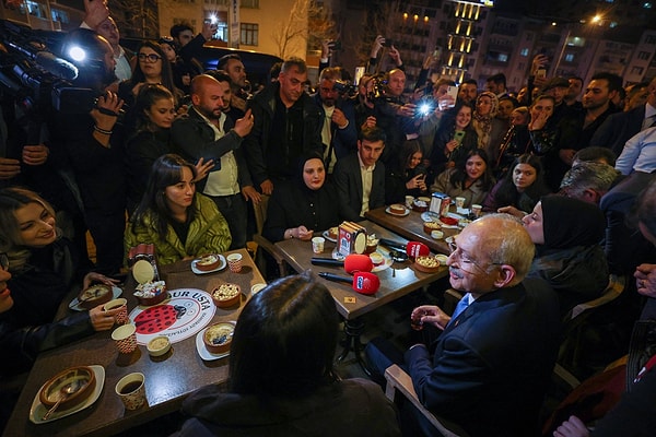 Kılıçdaroğlu'nun iftar sonrası meşhur Hamsiköy sütlacını tattığı anlar da oldukça eğlenceli görüntüler ortaya çıkardı.