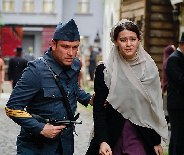 2017-2018 yıllarında büyük ses getiren Vatanım Sensin'de Havva karakterine hayat veren Devrim Özkan, 19 yaşında dizide rol almış.