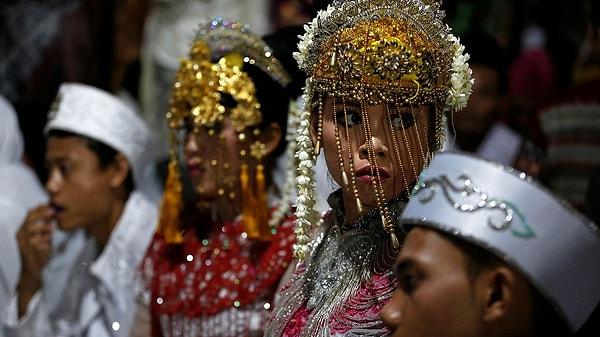 Endonezya'da ve birçok Asya ülkesinde, damadın geline ve ailesine para ya da hediye vermesi oldukça yaygın bir gelenektir.