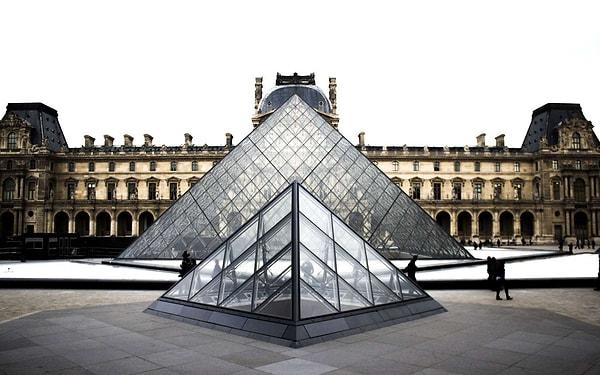Louvre, sanat eğitimi ve sosyal yardım konusundaki yaklaşımıyla da benzersizdir. Müze, her yaştan ziyaretçi için rehberli turlar, konferanslar ve atölye çalışmaları da dahil olmak üzere çeşitli programlar ve etkinlikler sunmaktadır.