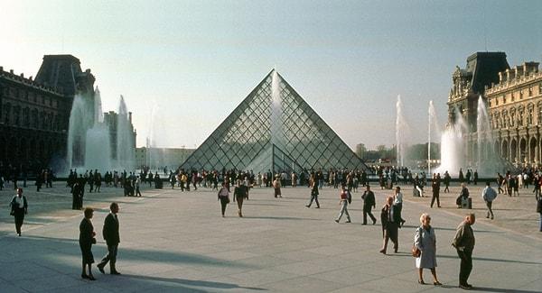 Louvre Müzesi'ni ziyaret etmek mi istiyorsunuz?