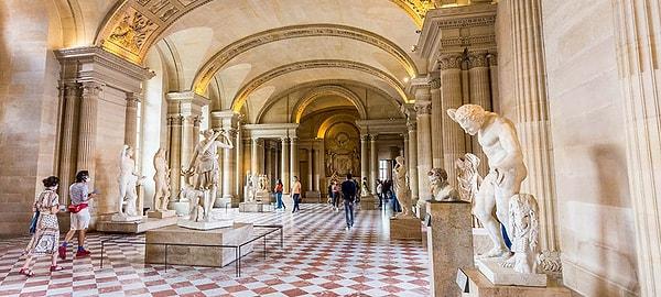 Louvre, dünyanın dört bir yanındaki sanatseverler ve kültür meraklıları için mutlaka görülmesi gereken bir yerdir.