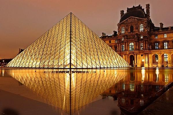 Louvre Müzesi'ni ziyaret etmek, müzenin büyüklüğü ve sergilenen eserlerin sayısı nedeniyle zor ve kafa karıştırıcı olabilir. Bu yüzden ziyaretinizi daha keyifli hale getirecek bazı ipuçlarımız var!