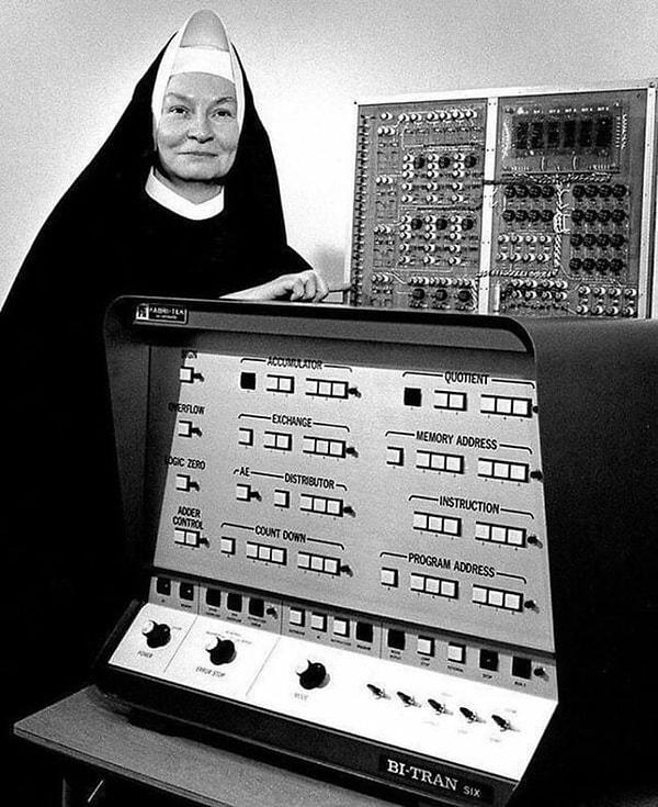 2. Amerika Birleşik Devletleri'nde, bilgisayar bilimleri alanında doktora yapan ilk kadın, rahibe Mary Kenneth Keller, 1965👇