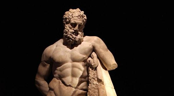 Herakles 18 yaşındayken ilk büyük görevini tamamlamıştır.