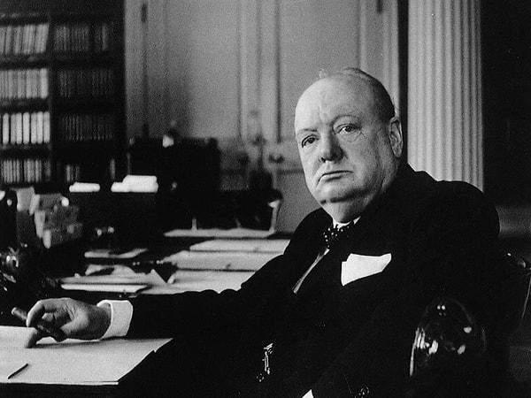 Winston Churchill ve Franklin D. Roosevelt'in önünde Lord Mountbatten, pykrete'e ateş etti ve mermi geri sekti.