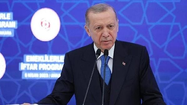 Emekli maşlarında düzenleme yaptıklarını ifade eden Erdoğan, “En düşük emekli maaşını son düzenlemeyle 7 bin 500 liraya yani yaklaşık 400 dolara yükselttik” dedi.