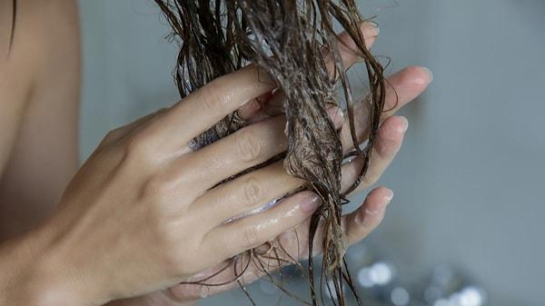5. Siyah saçları nemlendirmekten daha önemli bir şey yoktur. Şampuandan sonra saçınıza saç kremi uygulayarak, kolayca nemlendirebilirsiniz.