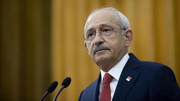 Millet İttifakı'nın Cumhurbaşkanı Adayı ve CHP Genel Başkanı Kemal Kılıçdaroğlu'nu 'seccade' fotoğrafı üzerinden hedef alan Erdoğan, "Bunların hepsi aynı yerden besleniyor. Seccadenin üzerine ayakkabıyla basılır mı? Bu bir edep meselesidir. O kendi edebi adabıdır. Başörtüsüne ne diyor, bir bez parçası. Bunu diyen bay bay Kemal. Yeri bir değer ifadesiyle bir kutsalımızdır. Mahremiyetin ifadesidir. Aynı şekilde bunu diyen Kuran-ı Kerim için de kağıt parçası der. Yaklaşım tarzları bu" dedi.