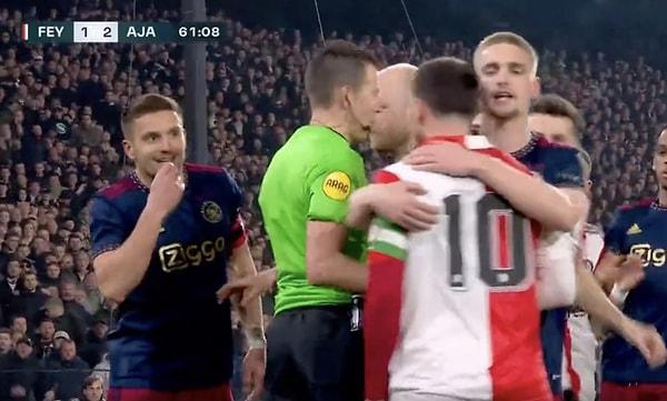 Kavga esnasında Ajax kaptanı Dusan Tadic elini önce ağzına götürdü👇