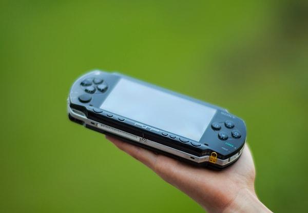 Sony'nin üzerinde çalıştığı projenin tam manasıyla apayrı bir el konsolu olmayabileceği de ifade ediliyor.