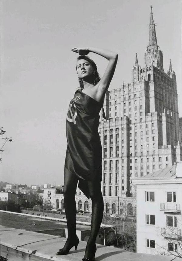 3. Moskova'da fotoğraf çekimleri için bayrağa sarınan bir Sovyet model. (1987)