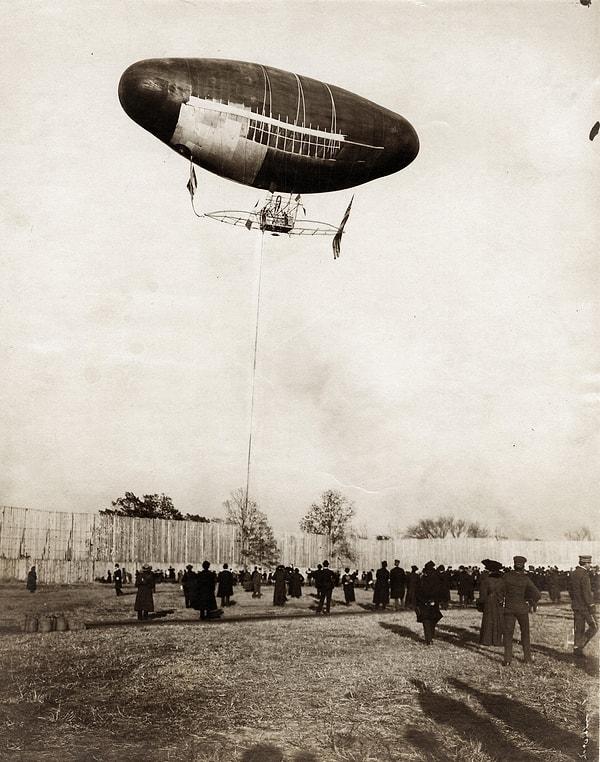 6. Missouri'de yapılan Saint Louis Dünya Fuarı'nda ulaşım sarayı alanında deneme uçuşu yapan bir Fransız Zeplini. (1904)