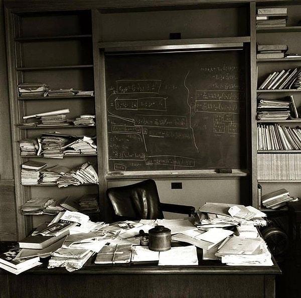 7. Bilim insanı Albert Einstein öldükten sonra odasından çekilen bir fotoğraf. (1955)