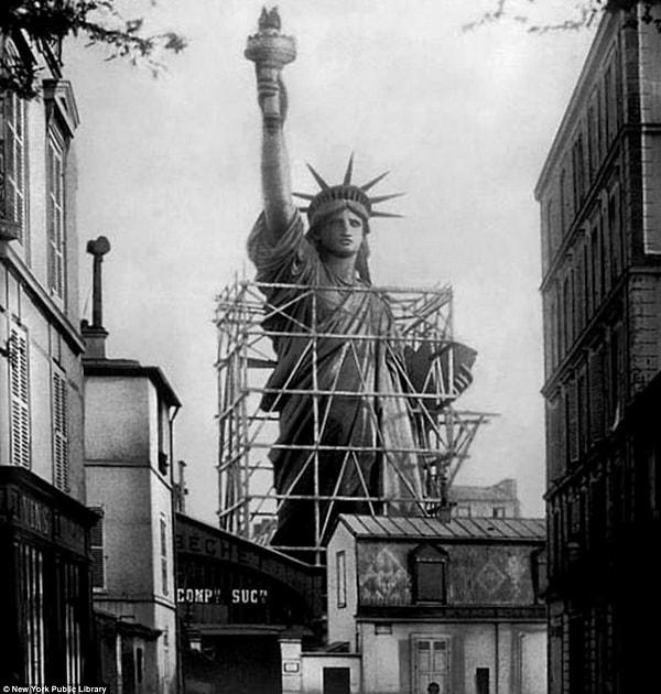 12. Paris'te işçiler tüm hızlarıyla son aşamalarını tamamlamak için uğraştığı Özgürlük Heykeli. (1885)