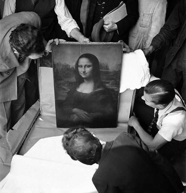 13. Mona Lisa'nın savaşın ardından Louvre Müzesi'ne dönüşü. (1945)