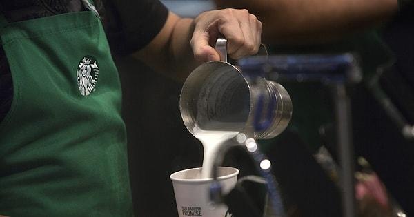 Ayrıca Starbucks çalışanlarına günde en fazla 2 defa olmak şartıyla müşterilerine kahve ikram etme hakkı getirildi. Baristalar da bu hakkı genelde canı sıkkın ya da üzgün görünen müşteriler için kullanmaktadır.