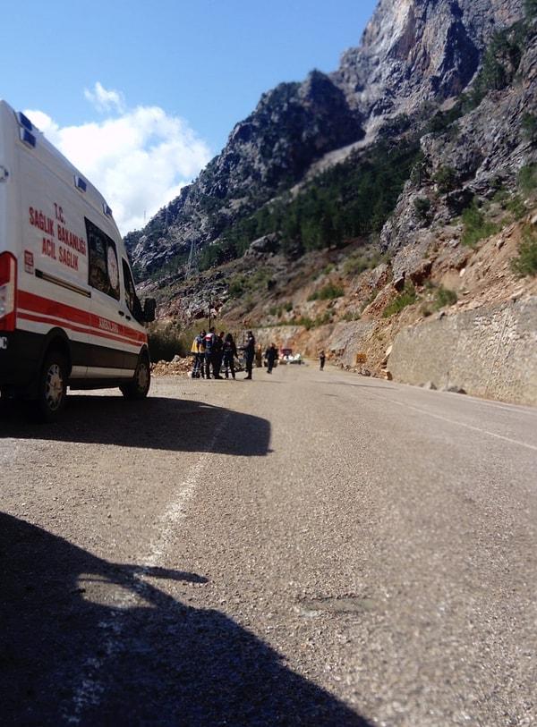 Öte yandan, Karayolları Genel Müdürlüğü de Tufanbeyli-Saimbeyli-Feke yolunun 71,6'ncı kilometresinde heyelan meydana geldiğini, güzergahın tedbiren trafiğe kapatıldığını açıkladı.