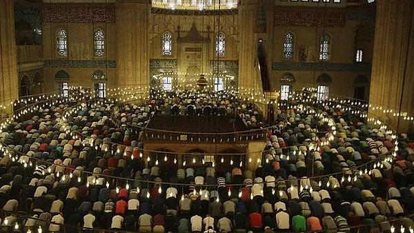 Sadece Ramazan ayında değil, diğer zamanlarda da Cuma namazını cemaatle birlikte kılmak her Müslüman için farz kabul ediliyor.