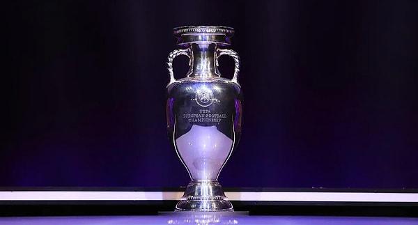 UEFA, 2028 ve 2032’deki Avrupa Futbol Şampiyonalarına ev sahipliği yapacak ülkeleri, ekim ayında açıklayacak.