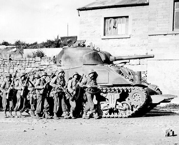 10. Tank, savaş alanında kullanılan zırhlı bir araçtır. İlk tanklar, I. Dünya Savaşı sırasında Britanya tarafından geliştirildi.