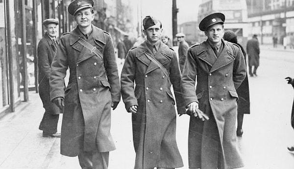 11. Trençkot, yağmurlu havalarda giyilen ve su geçirmez kumaştan yapılan bir cekettir. Trençkot, İngiliz askerleri tarafından 1. Dünya Savaşı sırasında kullanılmaya başlandı.