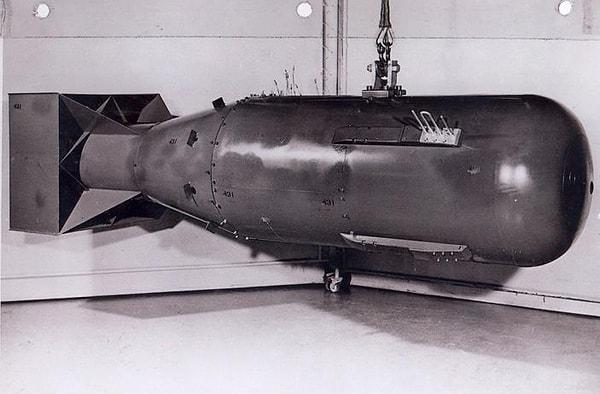 13. Atom bombası, atom çekirdeklerinin parçalanması sonucu ortaya çıkan enerjinin kullanılmasıyla çalışan bir bombadır. İlk atom bombası, II. Dünya Savaşı sırasında ABD tarafından geliştirildi.