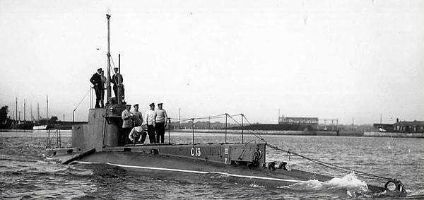 14. Denizaltı, su altında hareket edebilen bir araçtır. İlk denizaltı, 17. yüzyılda Hollandalı denizci Cornelis Drebbel tarafından geliştirildi.