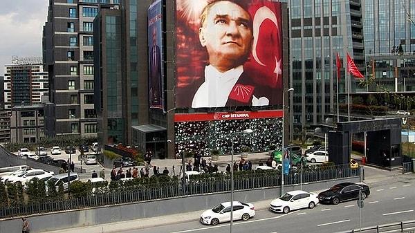 İstanbul Valiliği, CHP İstanbul İl Binası önünde duyulan silah seslerine ilişkin açıklama yaptı. Valilik, İstanbul'dan Edirne istikametine seyreden bir araçtan ateş açıldığını aktardı.