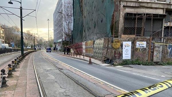 İBB Genel Sekreter Yardımcısı Mahir Polat, sosyal medya hesabından Beyoğlu Karaköy'de bir kısmı çöken 5 katlı metruk binayla ilgili uyarıda bulunmuştu.