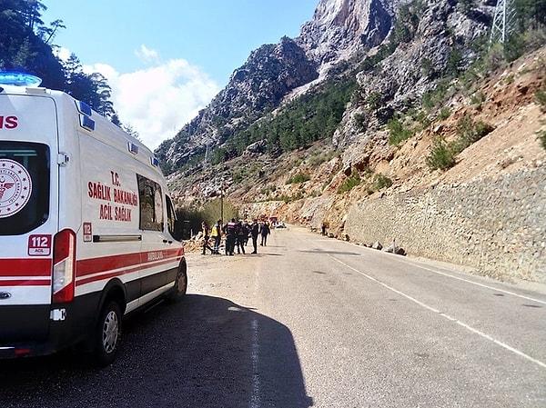 Adana'nın Saimbeyli ilçesinde, heyelan nedeniyle üzerine kaya devrilen otomobildeki 4 öğretmen yaşamını yitirdi.