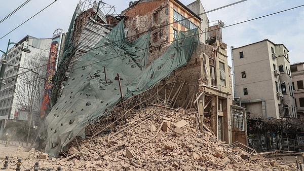 “Şimdi acil toplanmışlar neyin kararını alacaklarsa artık, toplanmanıza gerek kalmadı sayın kurul müdürleri ve üyeleri.  İBB olarak aldığımız tedbirler sayesinde çok şükür can kaybımız yok.”