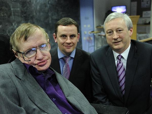 14. Röportaj sırasında kameraman bir kabloyu prizden çekince alarm çalmış ve Stephen Hawking aniden öne doğru düşmüştü.