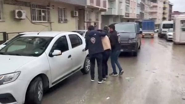 Operasyonda hakkında yakalama kararı bulunan 153 şüpheliden aralarında örgüt lideri T.A.'nın da bulunduğu 132 kişi gözaltına alındı. Şüphelilerin evinde yapılan aramalarda 6 tüfek, 4 tabanca, bir miktar döviz ve TL, ziynet eşyası ve çok sayıda dijital materyal ele geçirildi.