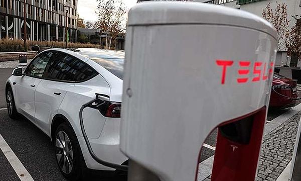 Başka yollardan Türkiye'ye getirilen bir Tesla aracının ise tamire ihtiyacı oldu.