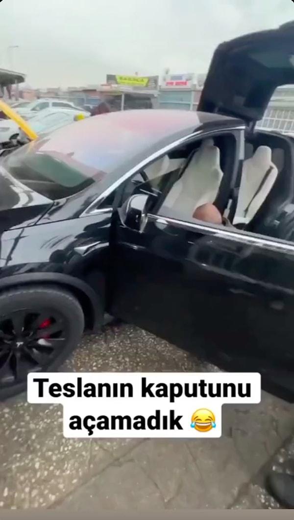 Sanayiye bırakılan Tesla'nın kaputunun nasıl açılacağını bilemeyen ustalar araçla mücadele ederken bir video yayınladı.