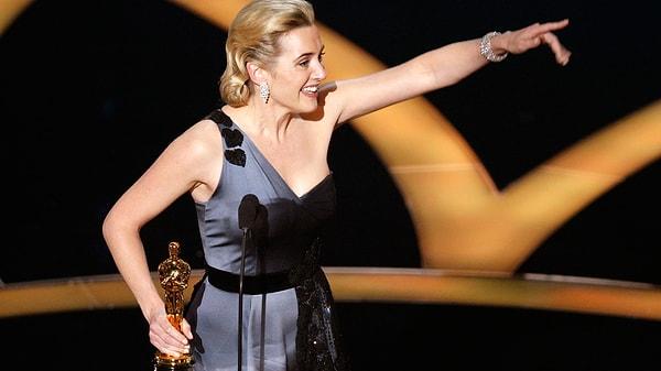 17. Kate Winslet Oscar ödülünü banyoya koyuyor; böylece misafirleri kendilerini kötü hissetmeden ödülü inceleyip aynada konuşma yapabiliyorlar!