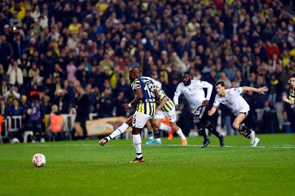 Fenerbahçe'nin 1-0 öne geçmesine rağmen 10 kişi kalan rakibi Beşiktaş'a 4-2'lik skorla mağlup olması, hem ulusal basında hem de dünya basınında geniş yer buldu.