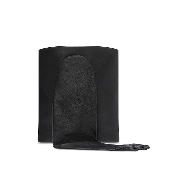 Siyah dana derisinden Glove Large Tote Bag, Balenciaga'nın Yaz 23 Koleksiyonu'nun çeşitli görünümlerinde yer alıyor.