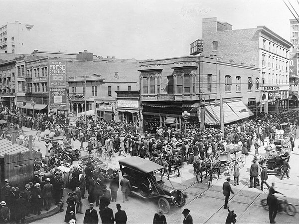 1870'li yıllara gelindiğinde Los Angeles artık bir köy değildi. 1900’lü yıllarda ise şehrin 100 bin sakini, kendilerini zengin etmeyi umarak şehrin modernleşmesine katkıda bulundu.