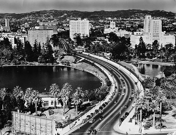 Buradaki insanlar limanlar, demiryolları, büyük ölçekli fabrikalar ve bankalar inşa etmeye başladılar. 1945 yılına kadar şehir çoğunlukla tarım arazileri ve sığır yetiştirme alanlarıyken sonunda bu çiftlikler evlere dönüştürüldü.