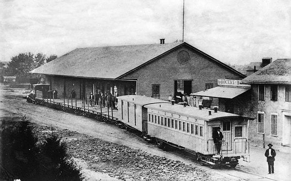 1876'da Los Angeles'ı San Francisco ve Pacific Central'a bağlayan ilk demiryolu kasabada inşa edildi. Böylece Los Angeles'a taşınmak isteyen Amerikalıların önü açıldı. Peki Los Angeles nasıl bu kadar büyüdü?