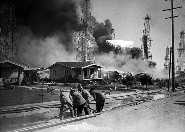 Tabii ki petrolün keşfiyle! Petrolün keşfi, Los Angeles'ın genişlemesi üzerinde önemli bir etkiye sahipti. Petrol ilk olarak 1900'lerde çoğunlukla çorak mahalleler olan Beverly Hills ve Salt Lake'de keşfedildi. 1923'te Los Angeles, dünyadaki toplam petrol arzının dörtte birini üretiyordu.