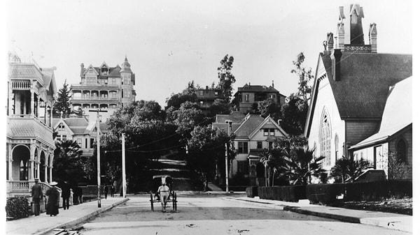 Sırada ne vardı? Müteahhitlik ve Hollywood! İkinci Dünya Savaşı'ndan sonra, binlerce arazi müteahhidi Los Angeles şehrinde ucuz mülkler satın aldı, evler inşa etti ve zengin oldu. Bu, Los Angeles'ın altyapısını inşa etmenin ilk adımıydı.