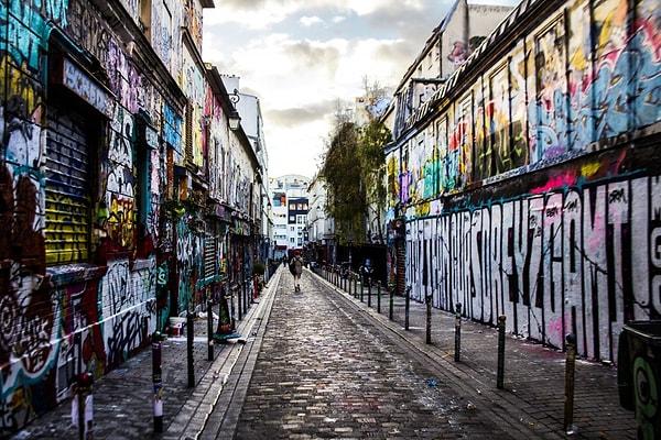 Birçok insan bu şehre muhteşem mimarisi nedeniyle geliyor. Paris'in mimarisini şekillendiren Haussmann'ın katkılarını görmek yerine, duvarlarda rahatsız edici boyuttaki grafitiler sizi karşılıyor.