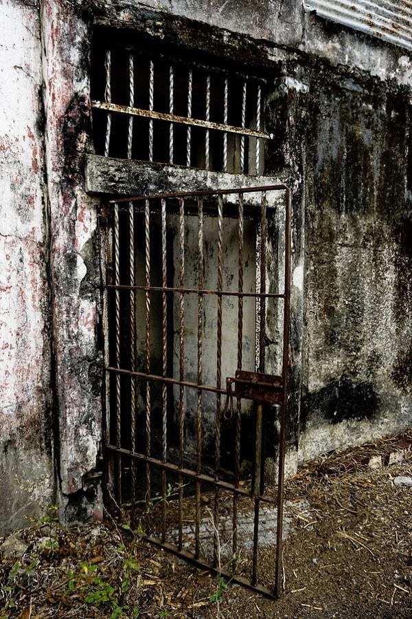 Bazı mahkûmları iki metrekarelik bir kafese koyup sergilemeye başlamışlar. Adına bugün ‘Karanlık Turizm’ dediğimiz uygulamada birçok mahkûm yıllarını bu kafeslerde geçirmiş.