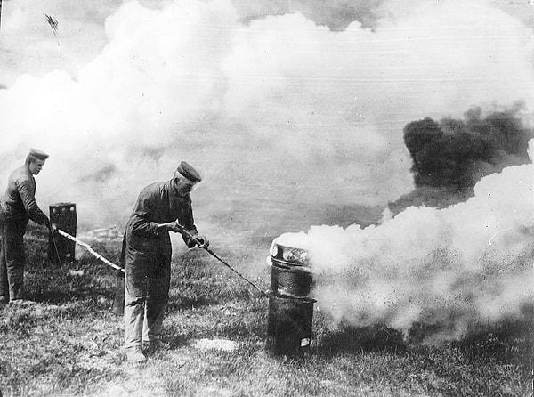 İlk modern kimyasal silahlar ise I. Dünya Savaşı sırasında kullanılmıştır.