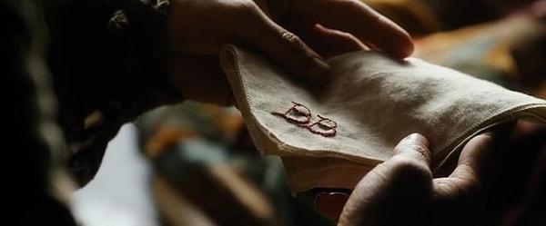 Sonrasında ise Battle of Five Armies (2014) filminin başında Bilbo'nun evinde bulduğu şey o mendil oluyor!