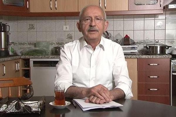 Kemal Kılıçdaroğlu açıklamalarını sık sık evinin mutfağından yapıyor, bildiğinizi düşünüyorum. Tabii hâl böyle olunca mutfaktaki detaylar da çok konuşuluyor.